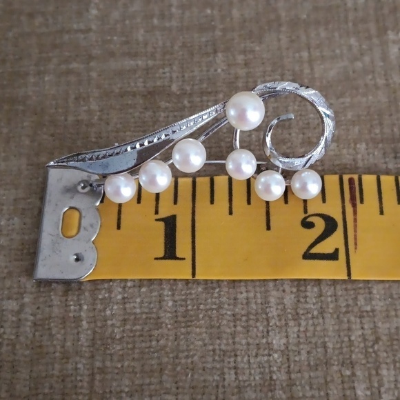 Silver Faux Pearl Brooch - Picture 7 of 7